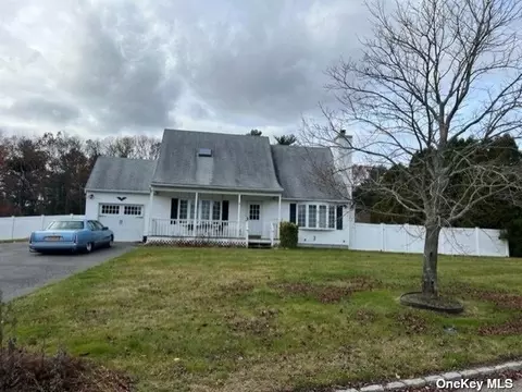 31 Creekside Dr, Middle Island, NY 11953