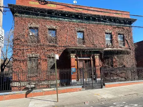 381 E 165th St, Bronx, NY 10456