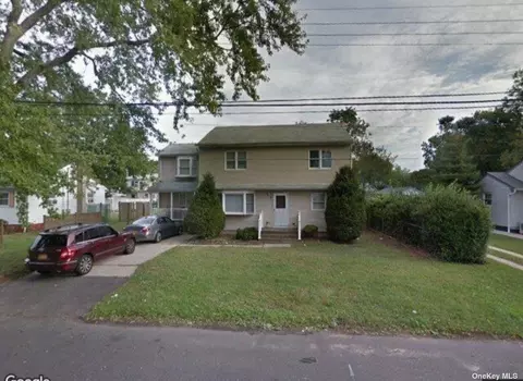 426 51 St, Lindenhurst, NY 11757