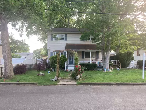 84 W 1st St, Ronkonkoma, NY 11779