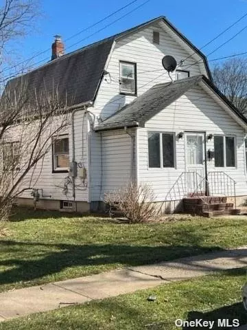 160 Roosevelt Ave, Mineola, NY 11501
