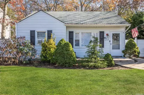 115 Winges Ave, Patchogue, NY 11772 photo 1