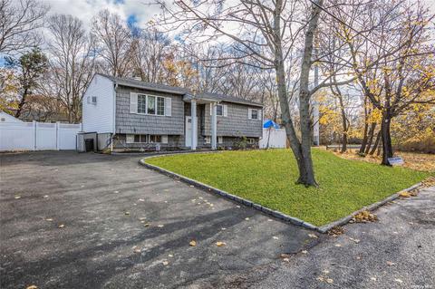 2903 Heather Ave, Medford, NY 11763