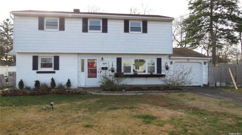 4 Jeffrey Rd, Oakdale, NY 11769