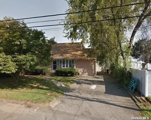 312 28th St, Lindenhurst, NY 11757