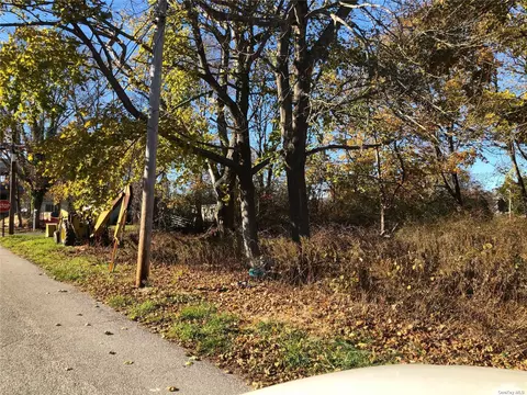 19 W Narcissus Rd, Mastic Beach, NY 11951