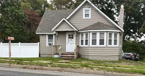 89 Rosevale Ave, Ronkonkoma, NY 11779