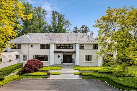 2 Saddle Ridge Rd, Old Westbury, NY 11568