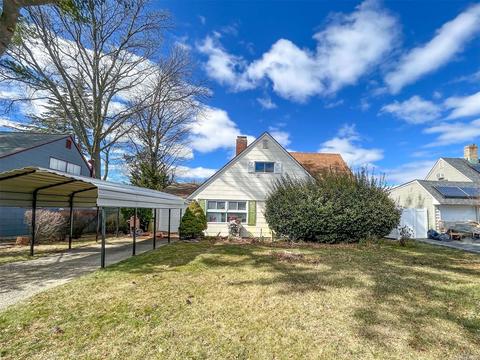 12 Radial Ln, Levittown, NY 11756