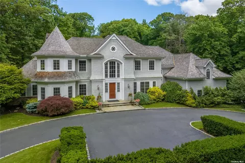 33 Farmstead Ln, Brookville, NY 11545
