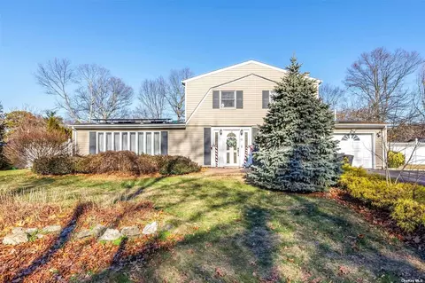 43 Lakeside Dr, Ronkonkoma, NY 11779