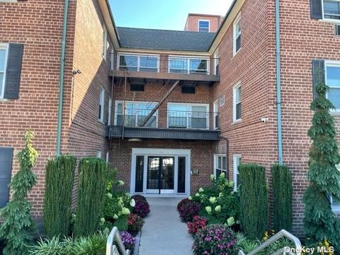 111 S Centre Ave #1VV, Rockville Centre, NY 11570