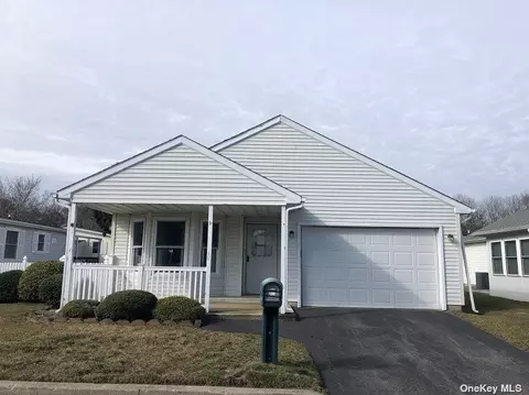 81 Dogwood Ln #81, Manorville, NY 11949