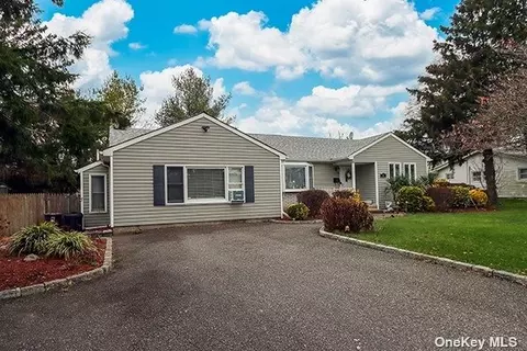 11 Arctic St, Bay Shore, NY 11706