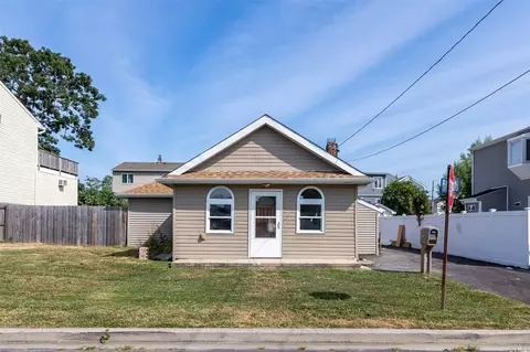 64 Knoll St, Lindenhurst, NY 11757