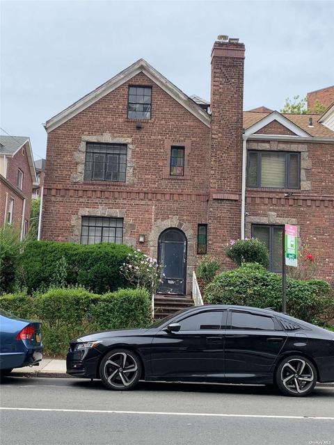 71-10 Yellowstone Blvd, Forest Hills, NY 11375