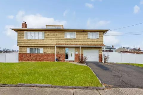 84 Shore Rd, Lindenhurst, NY 11757