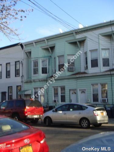 22-17 41st St, Astoria, NY 11105