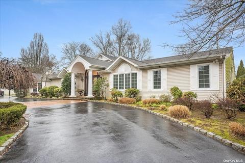 20 Astro Pl, Dix Hills, NY 11746