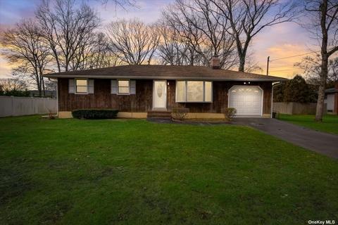 8 Peekskill Ave, Patchogue, NY 11772 photo 1