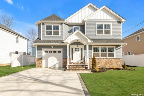 132 N Bergen Pl, Freeport, NY 11520
