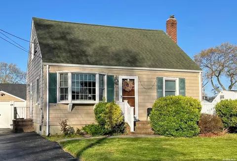 347 N Fulton Ave, Lindenhurst, NY 11757