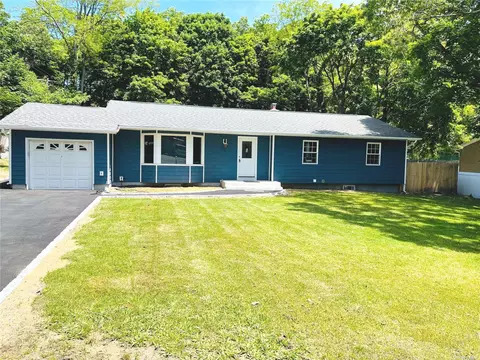 35 River Heights Dr, Smithtown, NY 11787
