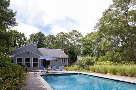 8 Lincoln Dr, East Quogue, NY 11942