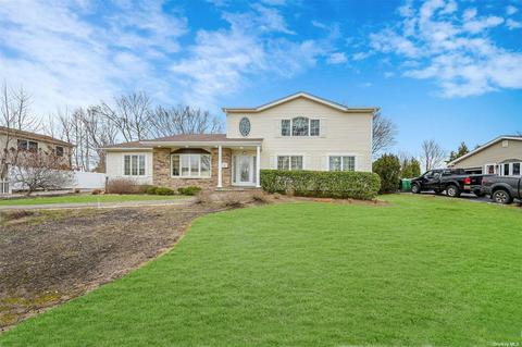 3 Parkside Dr, Kings Park, NY 11754