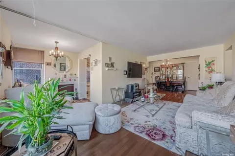 18-40 211th St #5C, Bayside, NY 11360