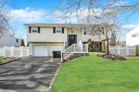 16 Roslyn Ct, Patchogue, NY 11772