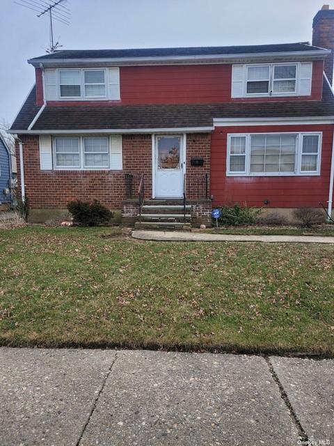 11 Columbine Ave, Merrick, NY 11566