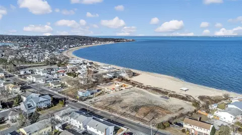 19 7th St, Bayville, NY 11709