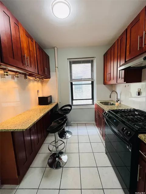 21-28 35th St #3C, Astoria, NY 11105