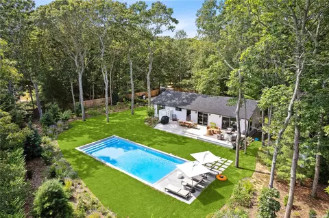 8 Bathgate Rd, Wainscott, NY 11975