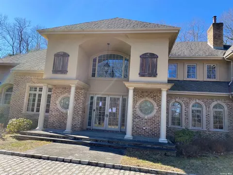 54 Tiffany Rd, Oyster Bay, NY 11771