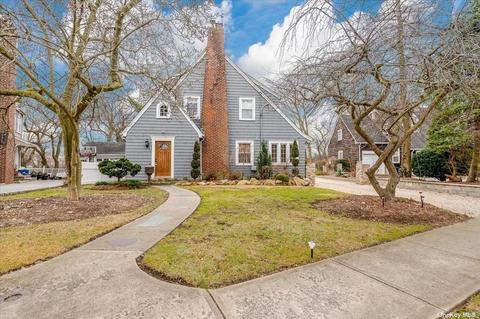 189 Parsons Dr, Hempstead, NY 11550