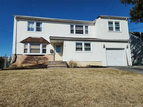 369 E Heathcote Rd, Lindenhurst, NY 11757