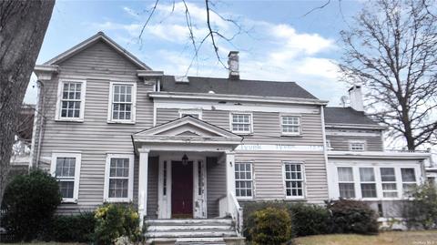 35 Greenlawn Rd, Huntington, NY 11743