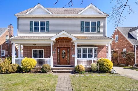 682 Foch Blvd, Williston Park, NY 11596