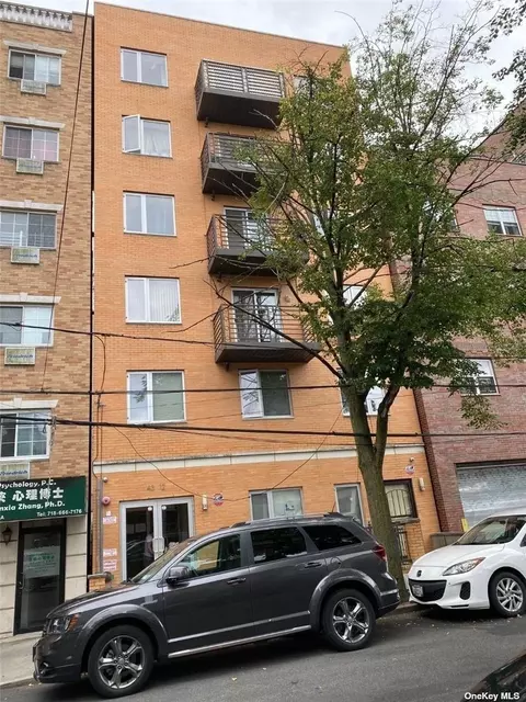 43-12 Robinson St #2B, Flushing, NY 11355