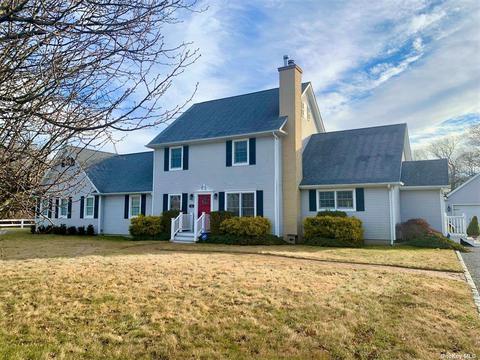 34 Mill Rd, Remsenburg, NY 11960