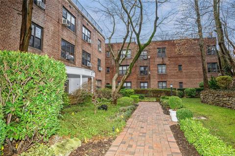 2 Townhouse Pl #3H, Great Neck, NY 11021