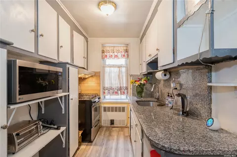 33-44 91st St #1P, Jackson Heights, NY 11372