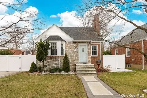 86 E Fenimore St, Valley Stream, NY 11580