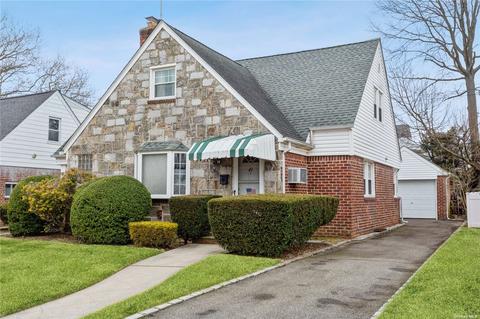 49 Devonshire Dr, New Hyde Park, NY 11040