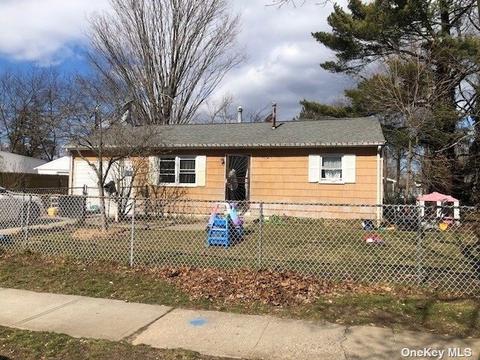 51 Willow St, Central Islip, NY 11722