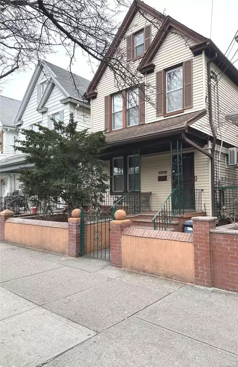 46-07 104th St, Corona, NY 11368