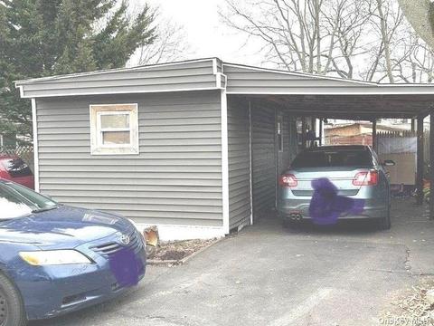 13 Holly Dr, Bay Shore, NY 11706