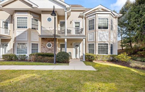 96 Autumn Dr #96, Plainview, NY 11803